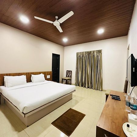 Hotel Grand Indu, 3 Star Kolhápur Kültér fotó