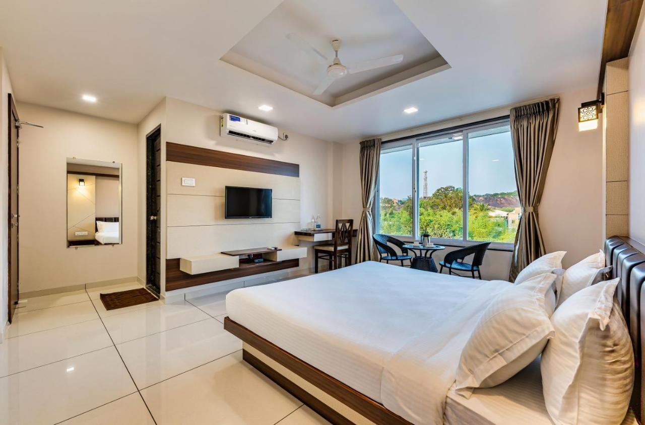 Hotel Grand Indu, 3 Star Kolhápur Kültér fotó