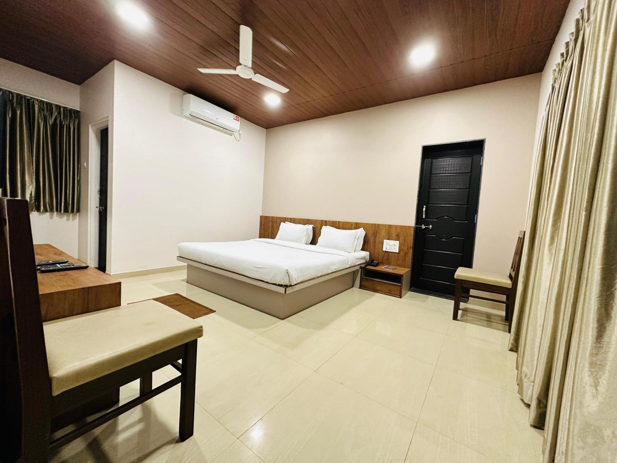 Hotel Grand Indu, 3 Star Kolhápur Kültér fotó