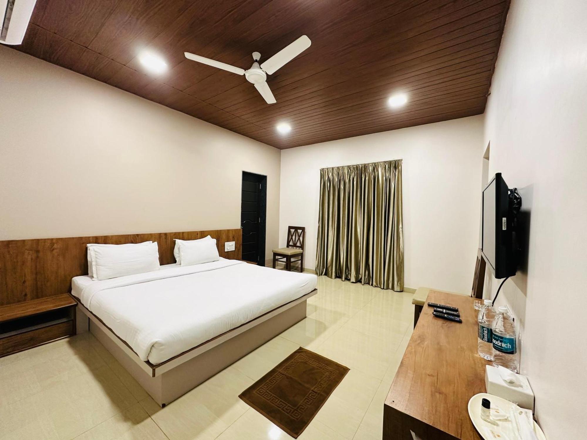 Hotel Grand Indu, 3 Star Kolhápur Kültér fotó