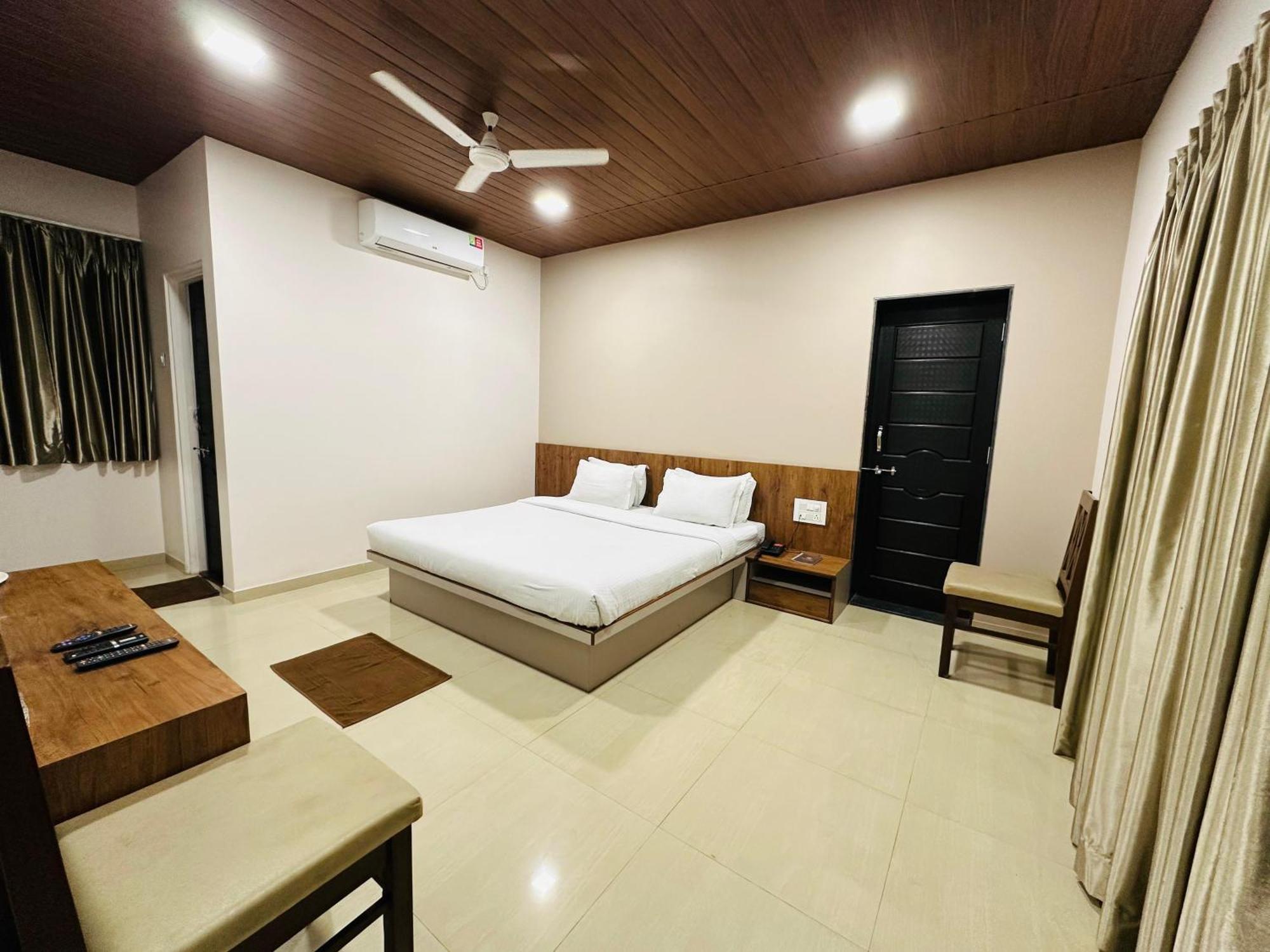 Hotel Grand Indu, 3 Star Kolhápur Kültér fotó