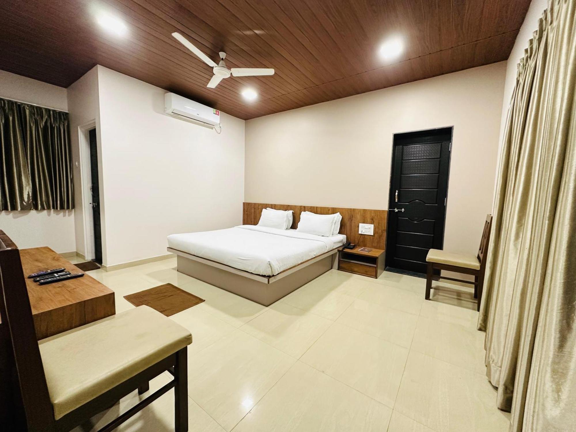 Hotel Grand Indu, 3 Star Kolhápur Kültér fotó