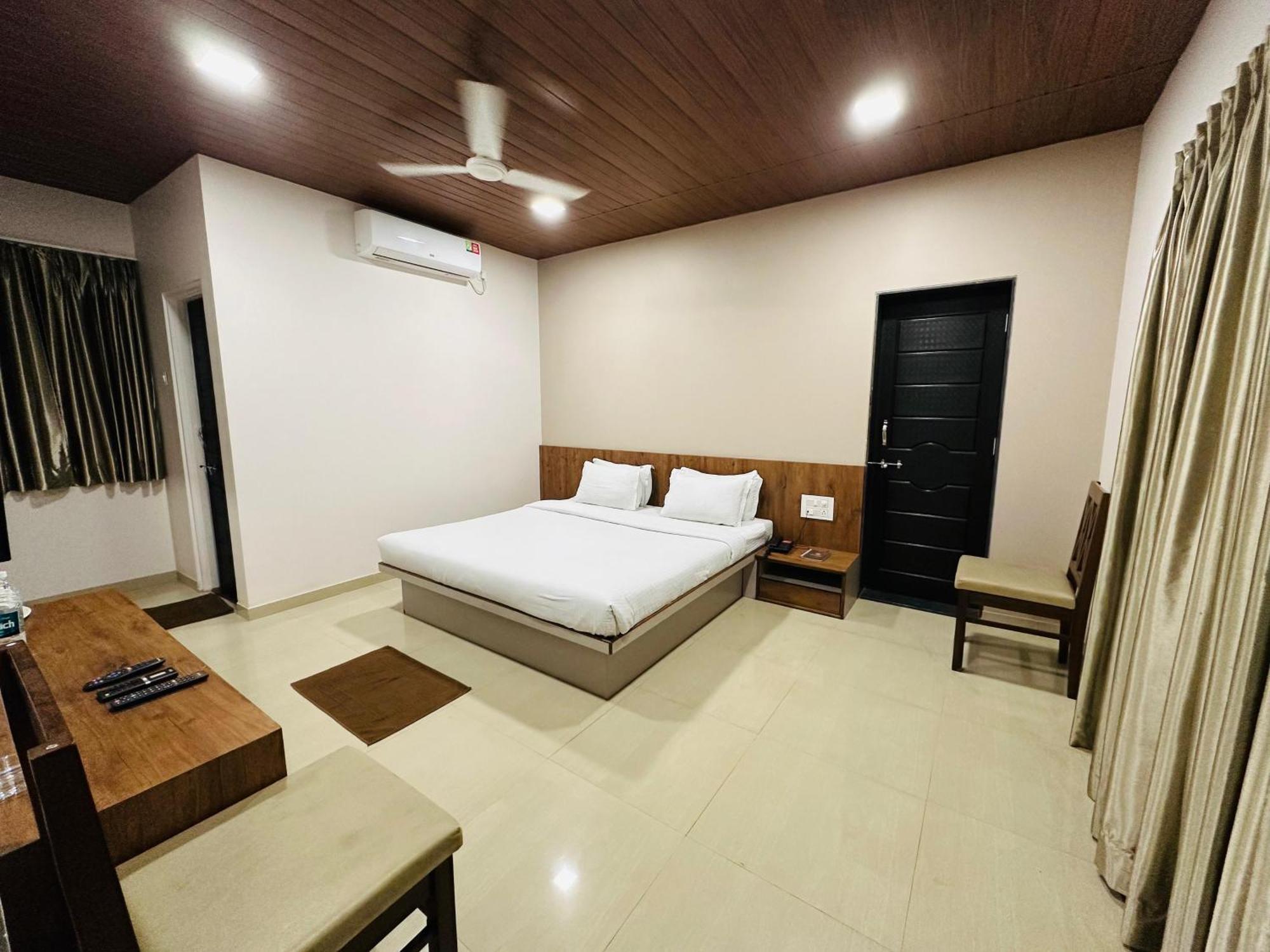 Hotel Grand Indu, 3 Star Kolhápur Kültér fotó